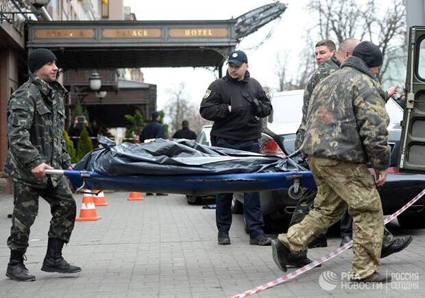 Сотрудники правоохранительных органов на месте убийства бывшего депутата Государственной Думы РФ Дениса Вороненкова в Киеве Сотрудники правоохранительных органов на месте убийства бывшего депутата Государственной Думы РФ Дениса Вороненкова в Киеве