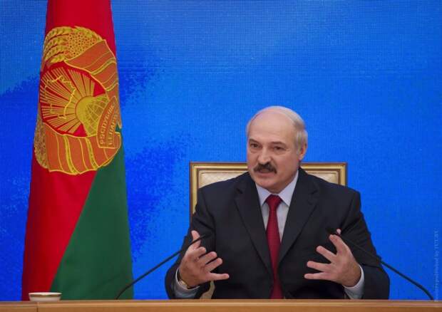 Belarussian President Alexander Lukashenko speaks during a news conference in Minsk, January 29, 2015. Belarus does not exclude pulling out of the Russia-led Eurasian Economic Union if agreements in it are not kept, President Alexander Lukashenko was quoted as saying on Thursday by Belta news agency. REUTERS/Vasily Fedosenko (BELARUS - Tags: POLITICS BUSINESS) - RTR4NEUZ