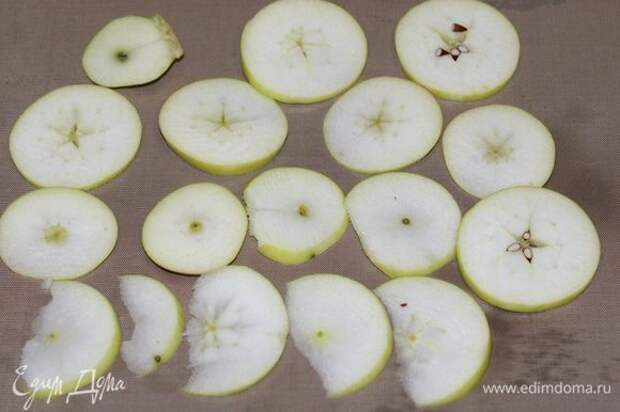 Небольшие яблоки нарезать дольками или небольшими кусочками. Смешать нарезанные яблоки с лимонным соком и сахаром, хорошо перемешать.