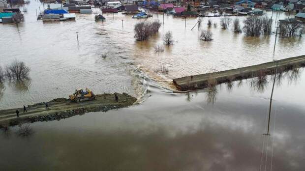 Инженеры Ясненского ракетного соединения возводят водоотводные каналы в Оренбуржье
