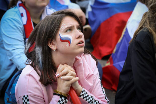 «Привет, наши парни!»: сборная России за день до начала Евро-2020 прибыла в Петербург (фото)