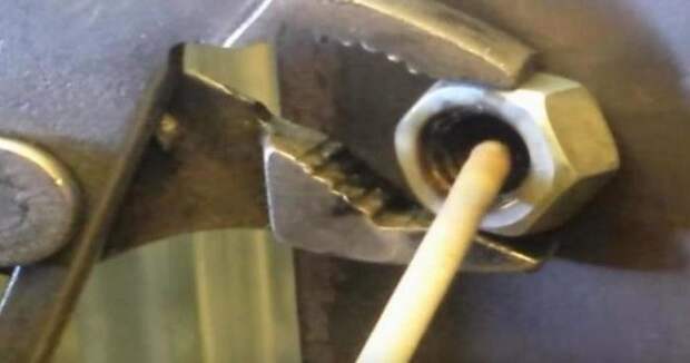 К обломку приваривается гайка. /Фото: allremont59.ru. К обломку приваривается гайка Фото allremont59ru