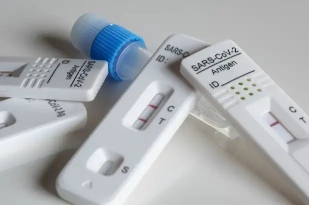 За последние сутки в РФ выявили минимум заболевших ковидом с 16 июня