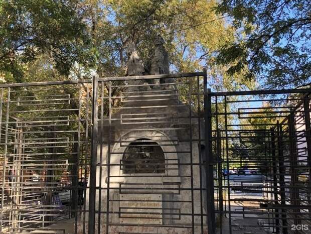 Ремонт памятника Трусову в центре Астрахани проваливается из-за отсутствия подрядчиков