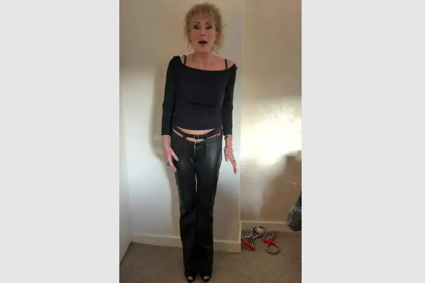 В сети раскритиковали наряд 68-летней актрисы для выхода в свет