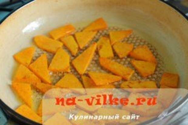 Теплый салат из тыквы с орехами
