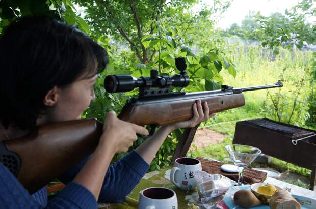 Не волнуйтесь. Она стреляет по бутылкам )))