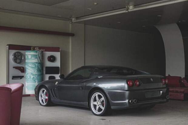 Porsche Carrera GT стоит 8 лет в заброшенном центре суперкаров в Китае