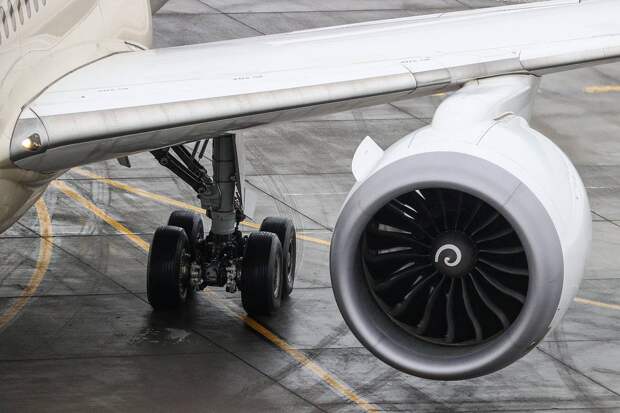 Шесть человек пострадали из-за загоревшегося двигателя самолета