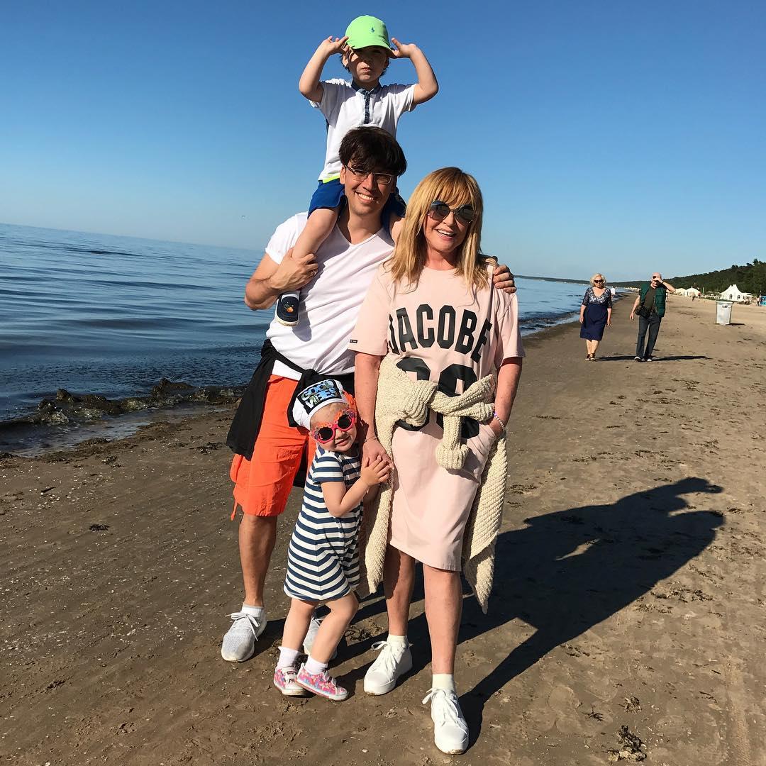 Красотка в белых леггинсах: как Алла Пугачева ест печеньки сына и не толстеет