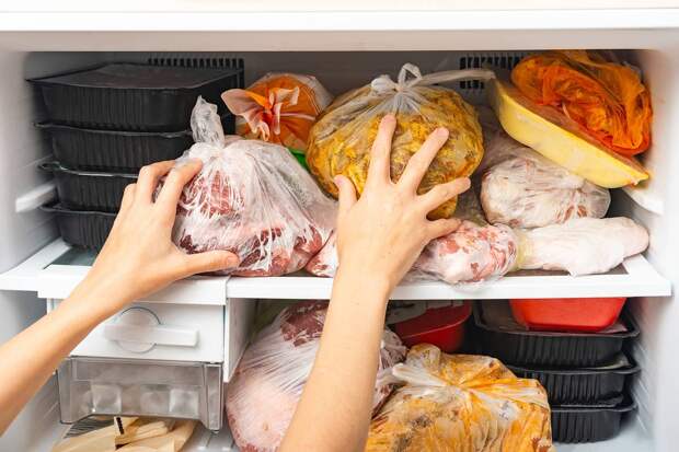 Повар раскрыл распространенную ошибку при разморозке продуктов