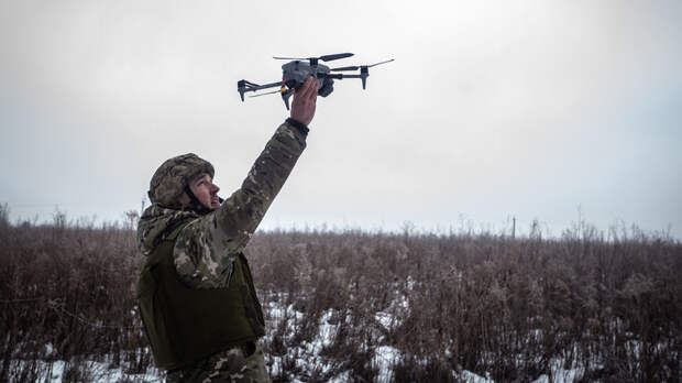 ВСУ FPV–дроном ударили по гражданскому автомобилю в Брянской области