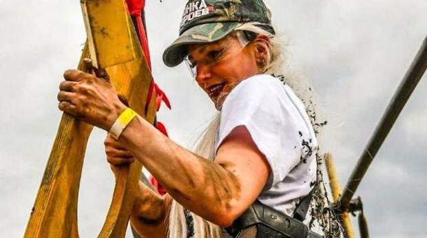 Яркие девушки зимнего забега с препятствиями