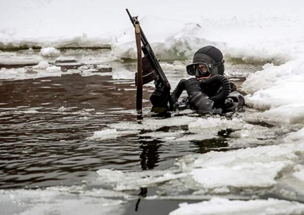 Боевой пловец с подводным автоматом. | Фото: ru.wikipedia.org.