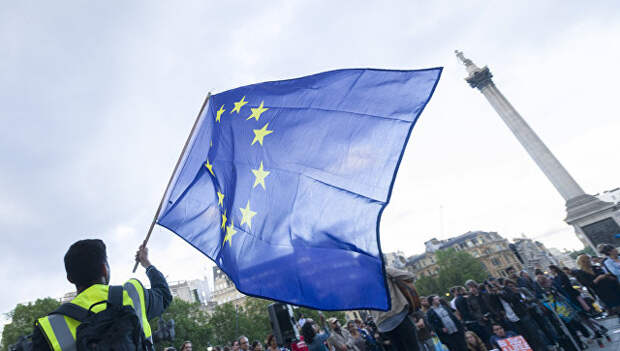 Сторонники членства в Евросоюзе во время митинга на Трафальгарской площади. Архивное фото