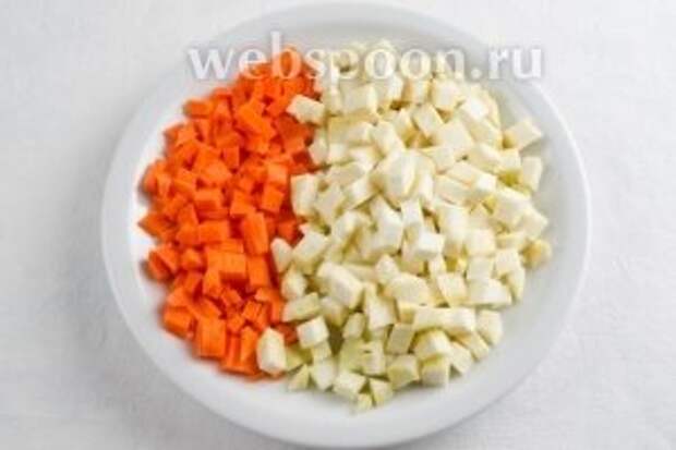 Морковь и сельдерей почистить. Вымыть. Нарезать кубиком.