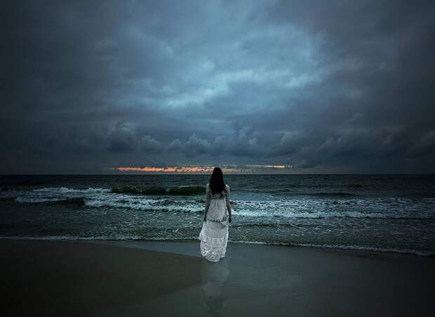 Картинки по запросу девушка на берегу моря