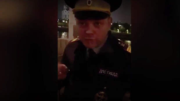 Скриншот видео, на котором мужчина в форме сотрудника Госавтоинспекции оказался актером Скриншот видео, на котором мужчина в форме сотрудника Госавтоинспекции оказался актером