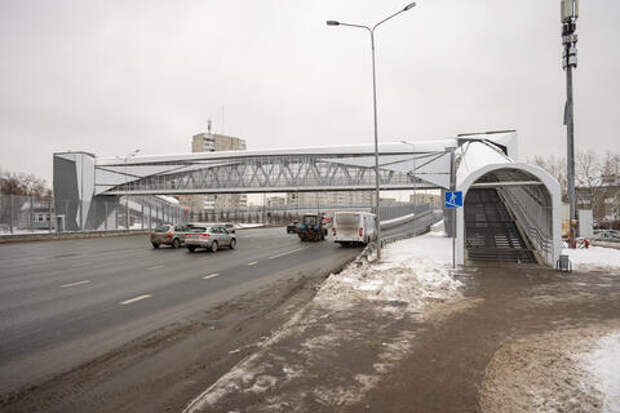 Рухнул на проезжую часть: самосвал снес пешеходный мост на трассе М-4 «Дон»