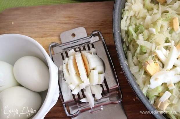 Нарезать яйца, добавить к начинке.