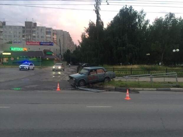 В Твери разлетевшееся дорожное ограждение травмировало женщину