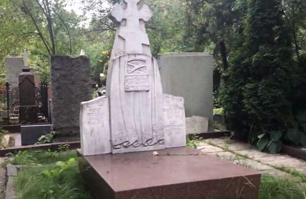 В Москве завершилась реставрация памятника на могиле Станиславского