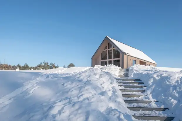 Загородный деревянный дом с террасами в Литве