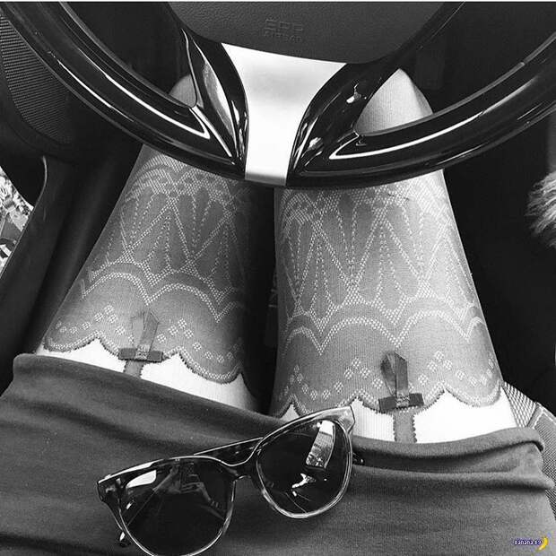 Интересный фетиш – ножки под рулём