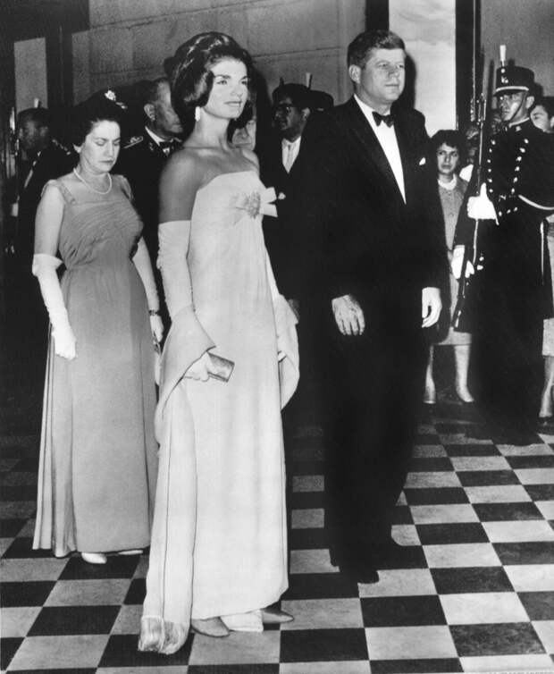 Жаклин Кеннеди в платье Олега Кассини на официальном приеме в Мехико в 1962 году.