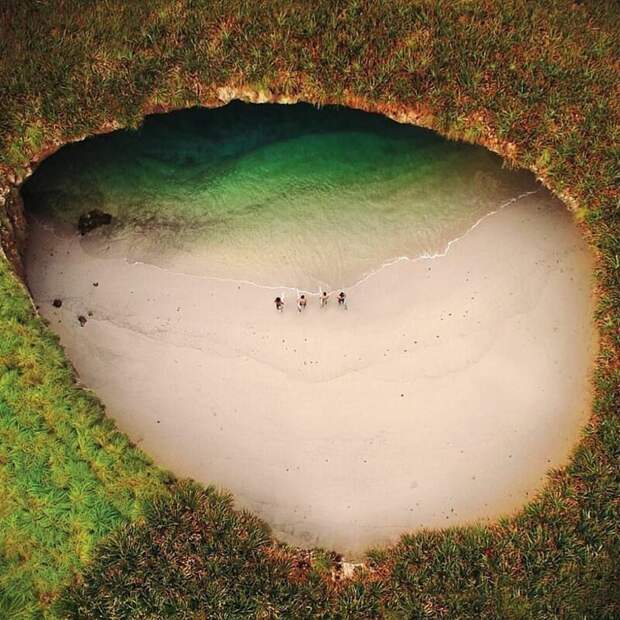 Скрытые пляжи расположены на необитаемом острове в Пуэрто-Вальярте , недалеко от побережья Наярита, Мексика бомбы, взрывы, воронки, исторические факты