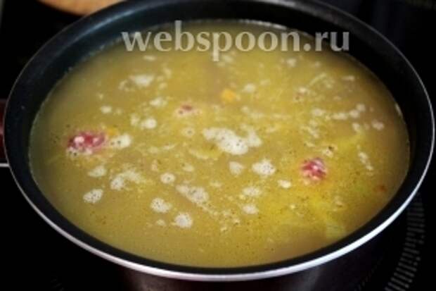 Добавить в суп, довести его до кипения, варить при медленном кипении, пока фрикадельки не всплывут.