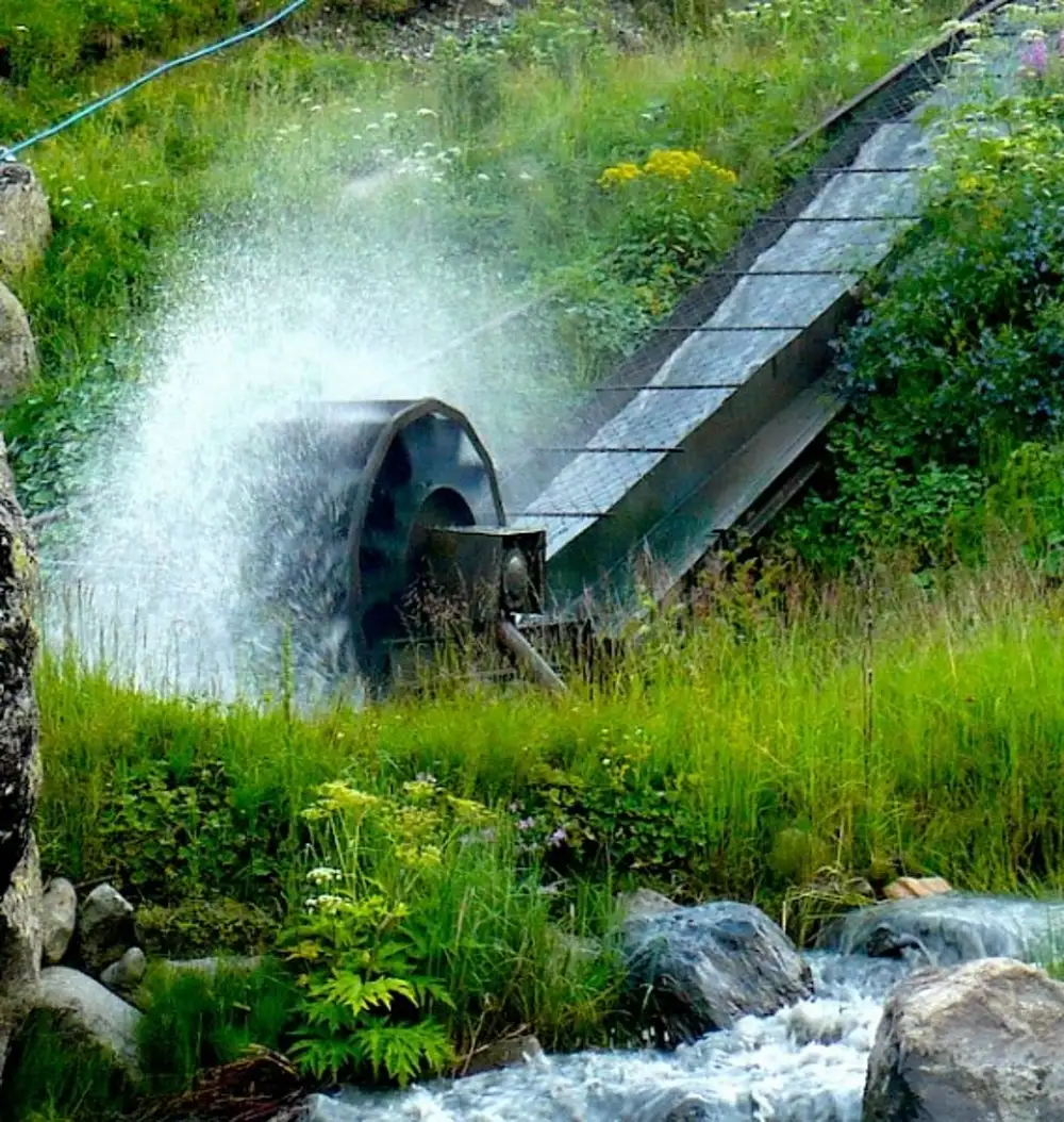 Энергия воды в реке. ГЭС малые (до 5 МВТ);. Хоробровская малая ГЭС. Водяная мельница МИКРОГЭС. Горная малая гидроэлектростанция.