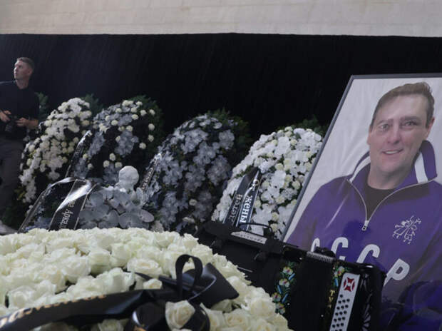 На Троекуровском кладбище захоронили прах Юрия Шатунова (ВИДЕО)
