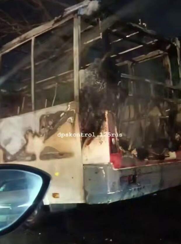 Рейсовый автобус сгорел во Владивостоке прямо на дороге