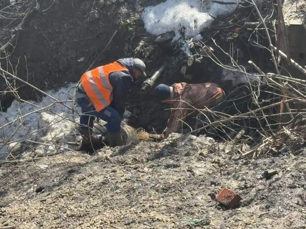 В Рязани на проезде Яблочкова спасают гаражи от затопления