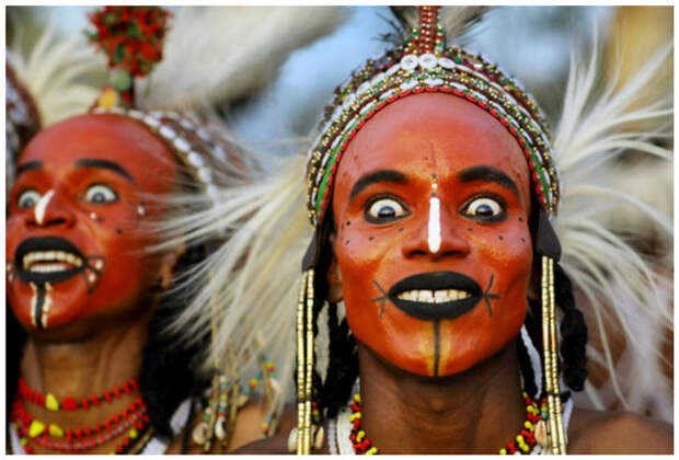Представители племени водаабе (Нигер) устраивают фееричные конкурсы мужской красоты интересное, конкурсы красоты, странное, удивительное