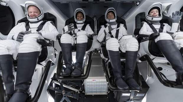 Первый в мире гражданский экипаж только что отправился в космос на корабле Crew Dragon из центра Кеннеди NASA во Флориде