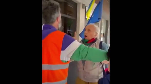 "Уберите фашистов с марша!": флаг Украины на шествии в Риме спровоцировал скандал