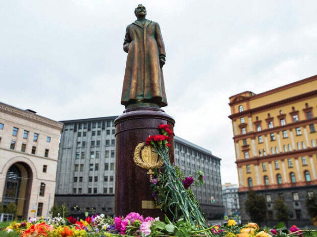 Снос памятника Дзержинскому был незаконен. Феликс, верни стране законность!