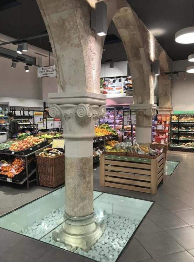 38. Римские колонны в супермаркете в Хорватии