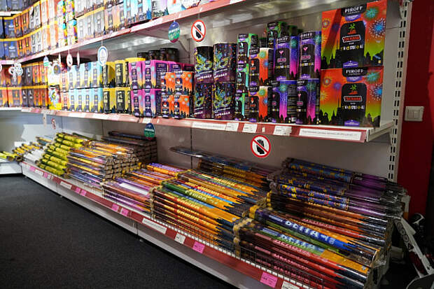 В Сочи перед Новым годом усилен контроль правил продажи пиротехники и алкоголя