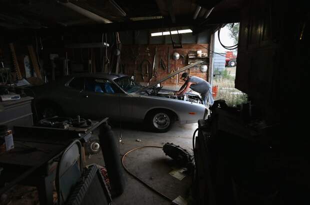 Вот владелец Dodge Charger 1973 года ремонтирует его в своем гараже, штат Канзас
