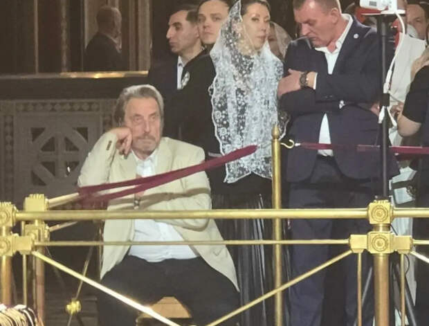 Священник Береговой призвал не осуждать Эррола Маска за стул на пасхальной службе