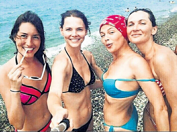 Лиза с подружками сделали селфи на берегу Чёрного моря. Фото: instagram.com/lizavetabo