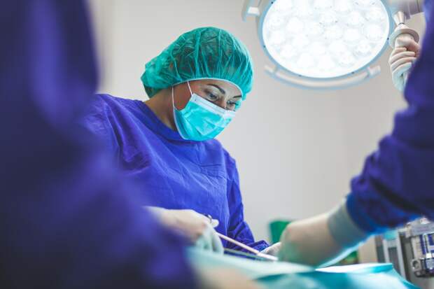 Российские врачи впервые протезировали печеночную артерию с помощью робота