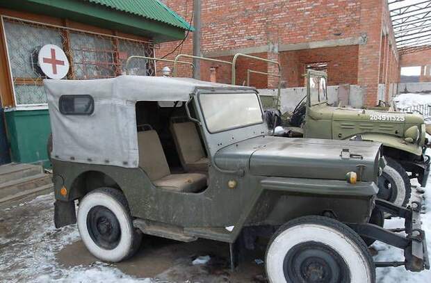 Неизвестные продают музейные авто (4 фото)