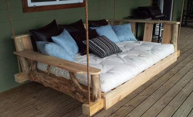 Подвесная деревянная кровать