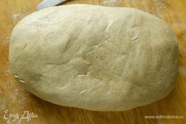 Сложите края поверх начинки, формируя пирог в виде хлеба. Убедитесь, что края склеились вместе плотно. Для заглаживания стыков и складок используйте нож и воду. Поверхность должна стать абсолютно гладкой.