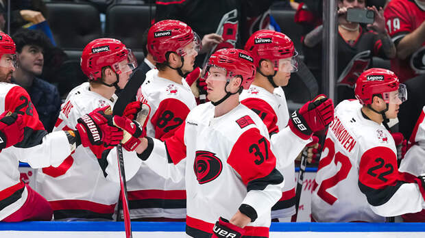 «Каролина» обыграла «Ванкувер» в НХЛ, у Свечникова — шайба и передача