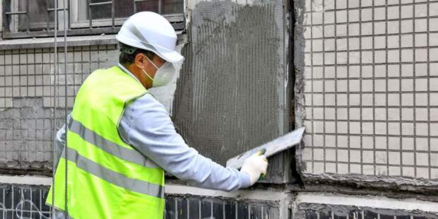 Коммунальщики отремонтировали фасад дома на Ясном проезде